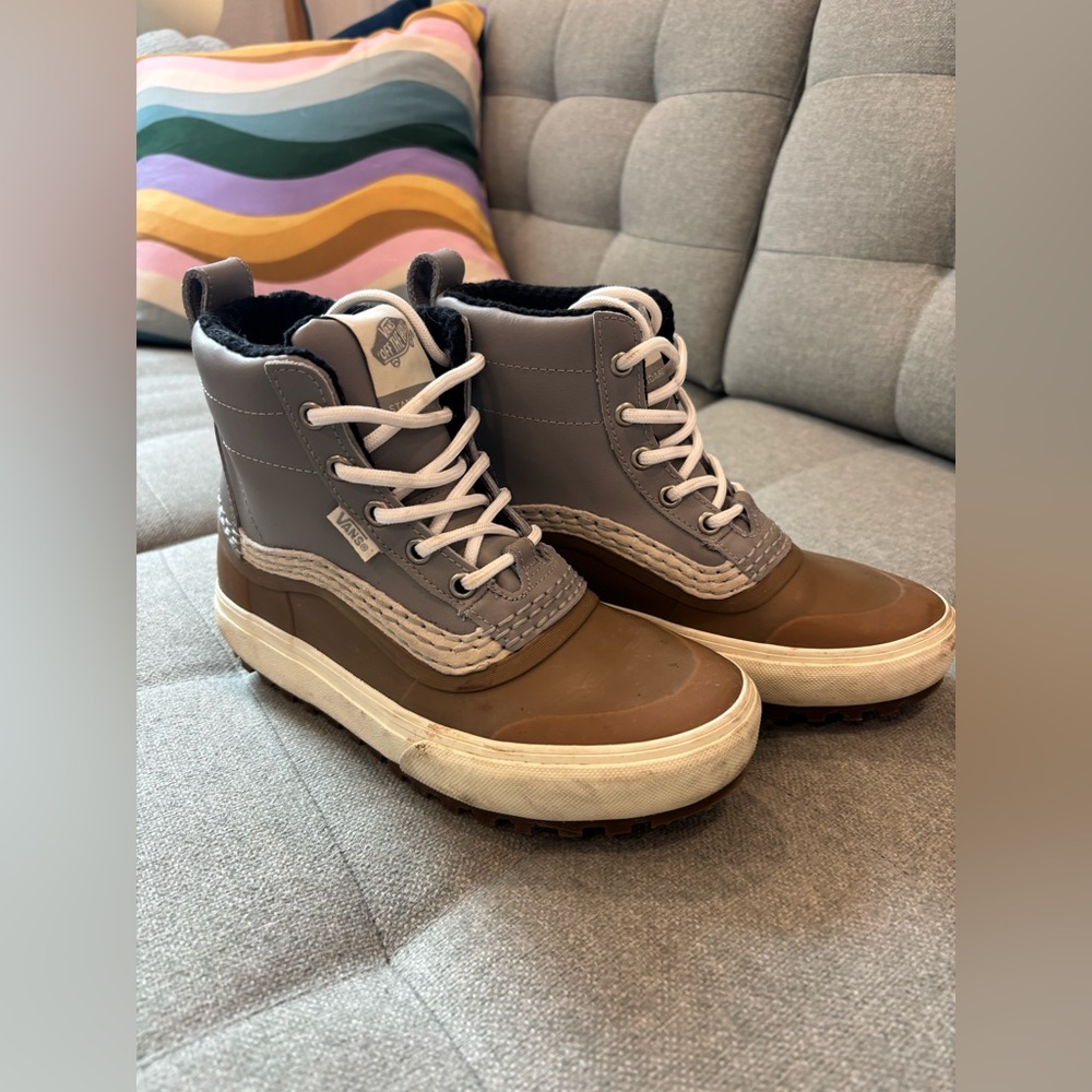 Van Mid MTE Waterproof Snow Boots Gray/Gum Size 6